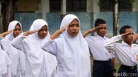 Pelatihan baris berbaris yang diberikan oleh anggota TNI tersebut mulai dari sikap tegap sempurna hingga hormat dengan benar diajarkan disini.