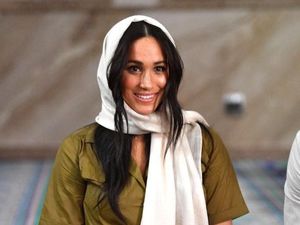 Cantiknya Meghan Markle Berkerudung Saat Berkunjung ke Masjid di Afrika