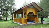 Di salah satu bangunan yang berada di area tersebut nampak tertulis papan penanda Makam T. Diujung sebagai penanda lokasi makam tokoh tersebut.