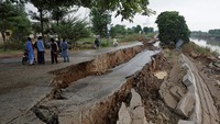 Gempa magnitudo 5,2 ini menyebabkan kerusakan bangunan-bangunan dan jalan-jalan retak.