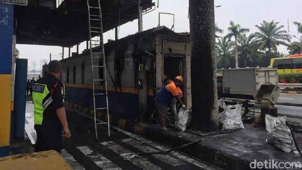 GT Pejompongan Belum Beroperasi Pasca Dibakar Pendemo