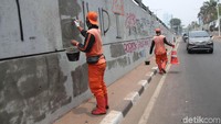 Meski sederhan, aksi dari para PPSU cukup membuat tembok menjadi sedap untuk dipandang.