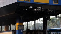 Plafon gerbang tol hangus terbakar.