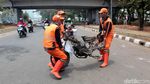 Bangkai Motor Sisa Kerusuhan Aksi Demo Mahasiswa Dipindahkan