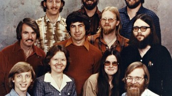 Strategi itu rupanya tepat. Gates pun bisa mencurahkan segenap perhatiannya pada Microsoft. Hingga akhirnya menjelma menjadi raksasa teknologi yang disegani. Ini Bill Gates dan Paul Allen bersama beberapa karyawan pertama Microsoft. Foto: Facebook