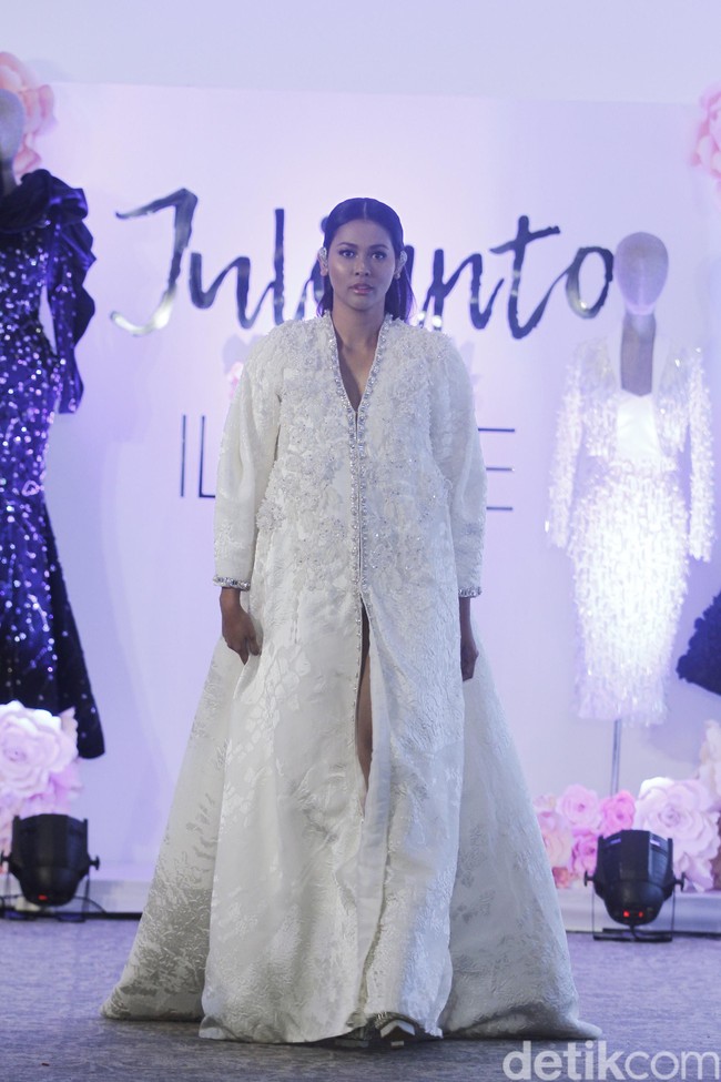 Desainer Julianto memperlihatkan lagi koleksinya ke publik Indonesia setelah sebelumnya ditampilan di New York Fashion Week 2019. Koleksi bertajul IL Fiore ini ditampilkan dalam fashion show yang digelar di Chora Room, The Tribrata, Jl. Darmawangsa III, Jakarta Selatan, Selasa (24/9/2019). Foto: Mohammad Abduh/Wolipop