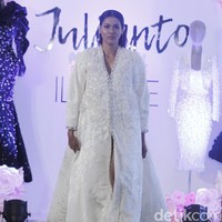 Desainer Julianto memperlihatkan lagi koleksinya ke publik Indonesia setelah sebelumnya ditampilan di New York Fashion Week 2019. Koleksi bertajul IL Fiore ini ditampilkan dalam fashion show yang digelar di Chora Room, The Tribrata, Jl. Darmawangsa III, Jakarta Selatan, Selasa (24/9/2019). Foto: Mohammad Abduh/Wolipop