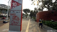 Miriis tembok-tembok tersebut dicorat oleh massa aksi mhasiswa pada Selasa (24/9/2019). Beberapa tampak di pintu 10 GBK. (Foto: Rengga Sancaya)