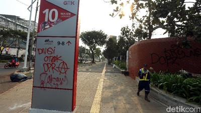 Sedih, Kawasan GBK Jadi Sasaran Vandalisme Demonstran