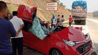 Mobil Tabrak Truk Tronton Di Tol Batang, 2 Orang Tewas