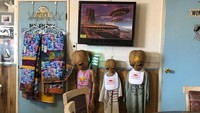 Sementara ruang makannya yang terbilang sederhana, dipenuhi hiasan tentang UFO, hingga patung alien yang mengenakan baju-baju lucu. Foto: Istimewa
