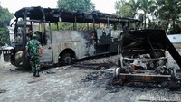 Bus TNI tersebut dibakar massa saat diparkir di Lapangan Tembak, Senayan, Jakarta.