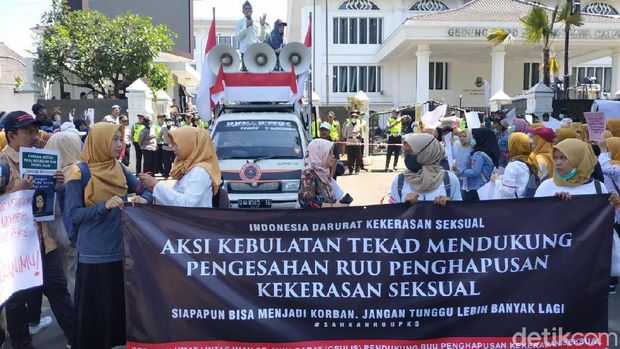 Emak-emak Demo di DPRD Jabar Tuntut RUU PKS Segera Disahkan