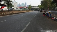 Suasana di area sekitar depan gedung DPR itu pun nampak lengang usai jalan di depan gedung anggota legislatif tersebut ditutup. Foto diambil pukul 14.00 WIB.