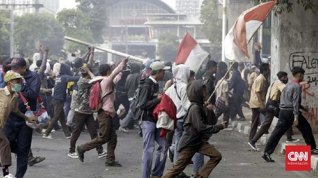 Demo Pelajar Rusuh, Sepeda Motor Wartawan Dibakar Massa - CNN Indonesia