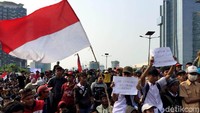 Ada pula peserta aksi yang membawa bendera saat akan ikut serta dalam aksi demo di gedung DPR.