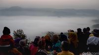 Wisatawan yang memadati Gunung Luhur meski sedang weekday