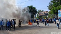 Unjuk rasa ribuan mahasiswa yang berasal dari sejumlah perguruan tinggi di kawasan Kantor DPRD Sulawesi Tengah berlangsung ricuh. Massa tak terima karena tidak diizinkan menyampaikan demo ke depan Kantor DPRD Sulteng, Rabu (25/9/2019).