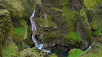 Sejak menjadi tempat shooting video klip Justin Bieber Fjaorargljufur Canyon, Islandia banjir pengunjung. Januari 2019, Badan Lingkungan Hidup menutup wisata ini untuk memperbaiki kerusakan yang disebabkan oleh turis. (iStock)