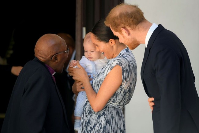 Pangeran Harry dan Meghan Markle meboyong serta putranya yang beberapa bulan itu ketika bertemu tokoh agama Archbishop Desmond Tutu di Cape Town, Afrika  Selatan, Rabu (25/9/2019). (Foto: Toby Melville - Pool/Getty Images)