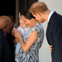 Pangeran Harry dan Meghan Markle meboyong serta putranya yang beberapa bulan itu ketika bertemu tokoh agama Archbishop Desmond Tutu di Cape Town, Afrika  Selatan, Rabu (25/9/2019). (Foto: Toby Melville - Pool/Getty Images)