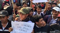 Para peserta aksi nampak menunjukkan beragam poster yang mereka buat untuk ikut aksi di depan gedung DPR.