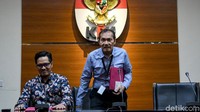 Wakil Ketua KPK Saut Situmorang (kanan) didampingi Juru bicara KPK Febri Diansyah (kiri) bersiap memberikan keterangan pers mengenai pengembangan perkara dugaan suap proyek Sistem Penyediaan Air Minum (SPAM) di Kementerian Pekerjaan Umum dan Perumahan Rakyat (PUPR) tahun anggaran 2017-2018 di gedung KPK, Jakarta, Rabu (25/9/2019). ANTARA FOTO/M Risyal Hidayat.