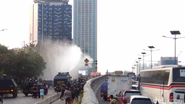 Demo di Flyover Slipi Makin Ricuh! Pelajar Berlarian ke Jalan Tol 