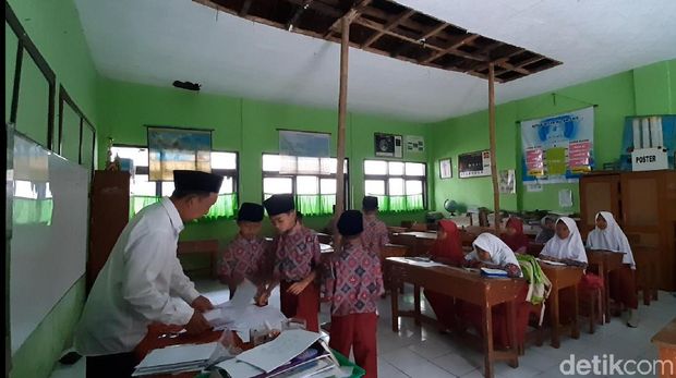 Guru-Siswa SDN 1 Ciawang Tasikmalaya Khawatir Sekolah Ambruk