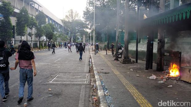 Demo Pelajar Ricuh, Muncul Api di Halte Stasiun Palmerah