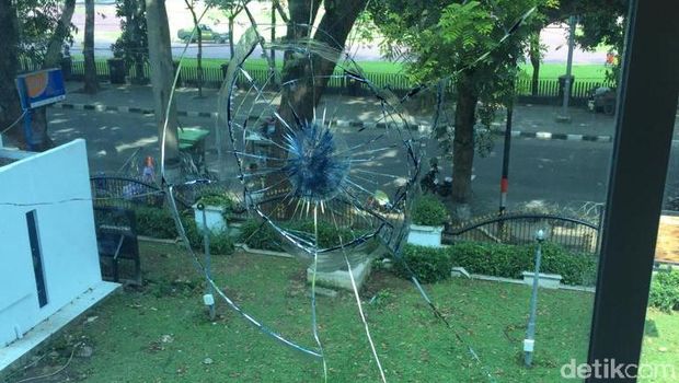 Kaca-kaca Gedung DPRD Sumut Pecah Pasca-Diserbu Pendemo Kemarin