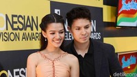 Keduanya tampak sangat mesra dan serasi saat ditemui di acara tersebut. Pool/Noel/detikFoto.