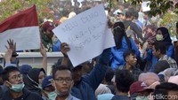 Sembari melakukan long march dan orasi, para mahasiswa ini membentangkan poster-poster yang menyinggung soal kebijakan pemerintah yang dinilai para mahasiswa tidak pro rakyat.