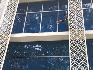 Kaca-kaca Gedung DPRD Sumut Pecah Setelah Diserbu Pendemo Kemarin