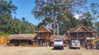 Home stay, warung makan dan fasilitas toilet yang dibangun di Gunung Luhur oleh warga desa setempat (Afif Farhan/detikcom)