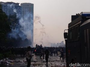 Demo di Flyover Slipi Makin Ricuh! Pelajar Berlarian ke Jalan Tol