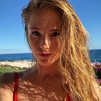 Awalnya aku ingin memakai Oscar selama pernikahan dan Berta untuk after-party. Tapi setelah memikirkan ulang beberapa kali dijahit, aku menggantinya. Kilauan pada Berta kontras dengan pemandangan padang pasir alami selama pernikahan kami terasa seperti estetika yang kami inginkan. Untuk Oscar, kamu merasa dan terlihat seperti mengambangkan akerna bahan ringan, bentuk A-line, dan tembus pandang yang cocok untuk after-party, ungkapnya. Foto: Instagram @annikaverwest