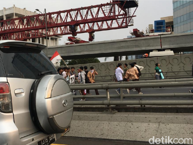Ada Massa Pelajar di Tol Dalam Kota