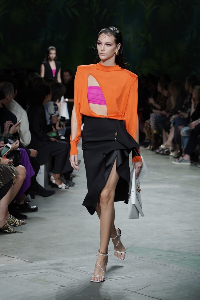 Fashion show koleksi Spring 2020 Versace yang menampilkan busana ala 90-an di Milan Fashion Week 2019, Milan, Italia. Jumat (20/9/2019). Photo by Vittorio Zunino Celotto/Getty Images