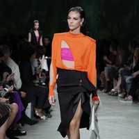 Fashion show koleksi Spring 2020 Versace yang menampilkan busana ala 90-an di Milan Fashion Week 2019, Milan, Italia. Jumat (20/9/2019). Photo by Vittorio Zunino Celotto/Getty Images