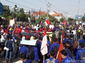 Gelar Demo, Mahasiswa di Brebes Duduki Jalur Pantura