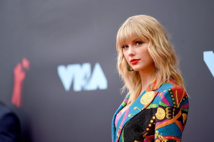 Taylor Swift NEWARK, NEW JERSEY - AUGUST 26: Taylor Swift attends the 2019 MTV Video Music Awards at Prudential Center on August 26, 2019 in Newark, New Jersey. (Photo by Jamie McCarthy/Getty Images for MTV)