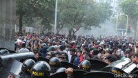 Meski belum ada gas air mata, ada massa siswa yang sudah mengoleskan pasta gigi di wajahnya.