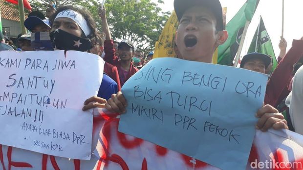 Gekar Demo, Mahasiswa di Brebes Duduki Jalur Pantura