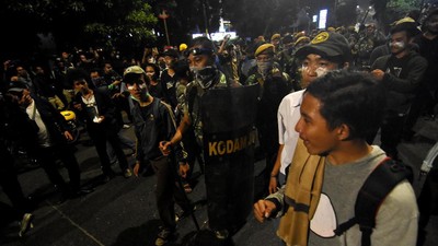 TNI Turun Tangan Tenangkan Massa Pelajar
