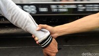Mereka menjaga agar massa tidak menerobos perlintasan ka saat kereta melintas.