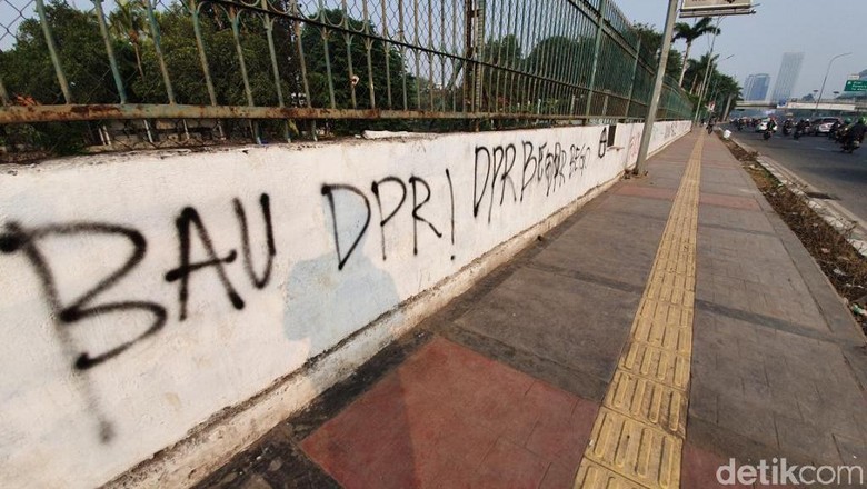 Pascademo di DPR, Jl Gatot Subroto Banyak Coretan-Sampah Berserakan