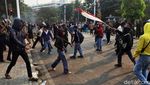Massa Pelajar Lempari Kompleks DPR
