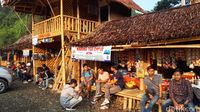 Warung-warung makan di Gunung Luhur dengan bagian atasnya adalah home stay