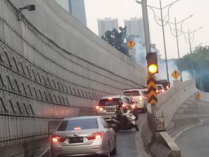 Halau Massa Pelajar, Polisi Lepaskan Gas Air Mata di Mampang Jaksel